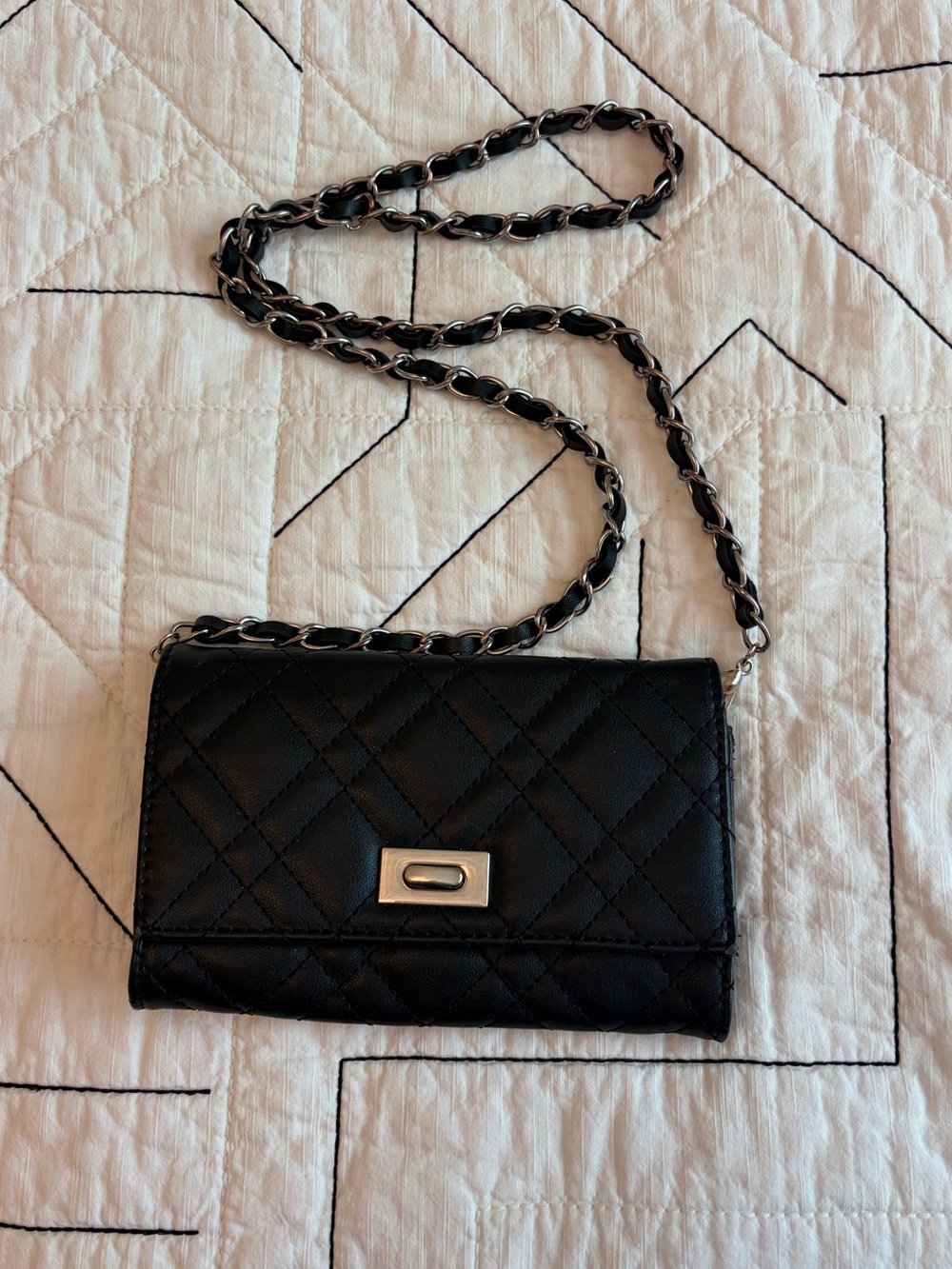 Forever 21 Black Quilted Chain Crossbody Bag